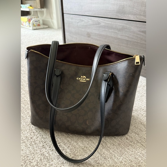 Coach Station Tote Bag
In Signature Canvas Brown and Black Tote - Picture 1 of 14